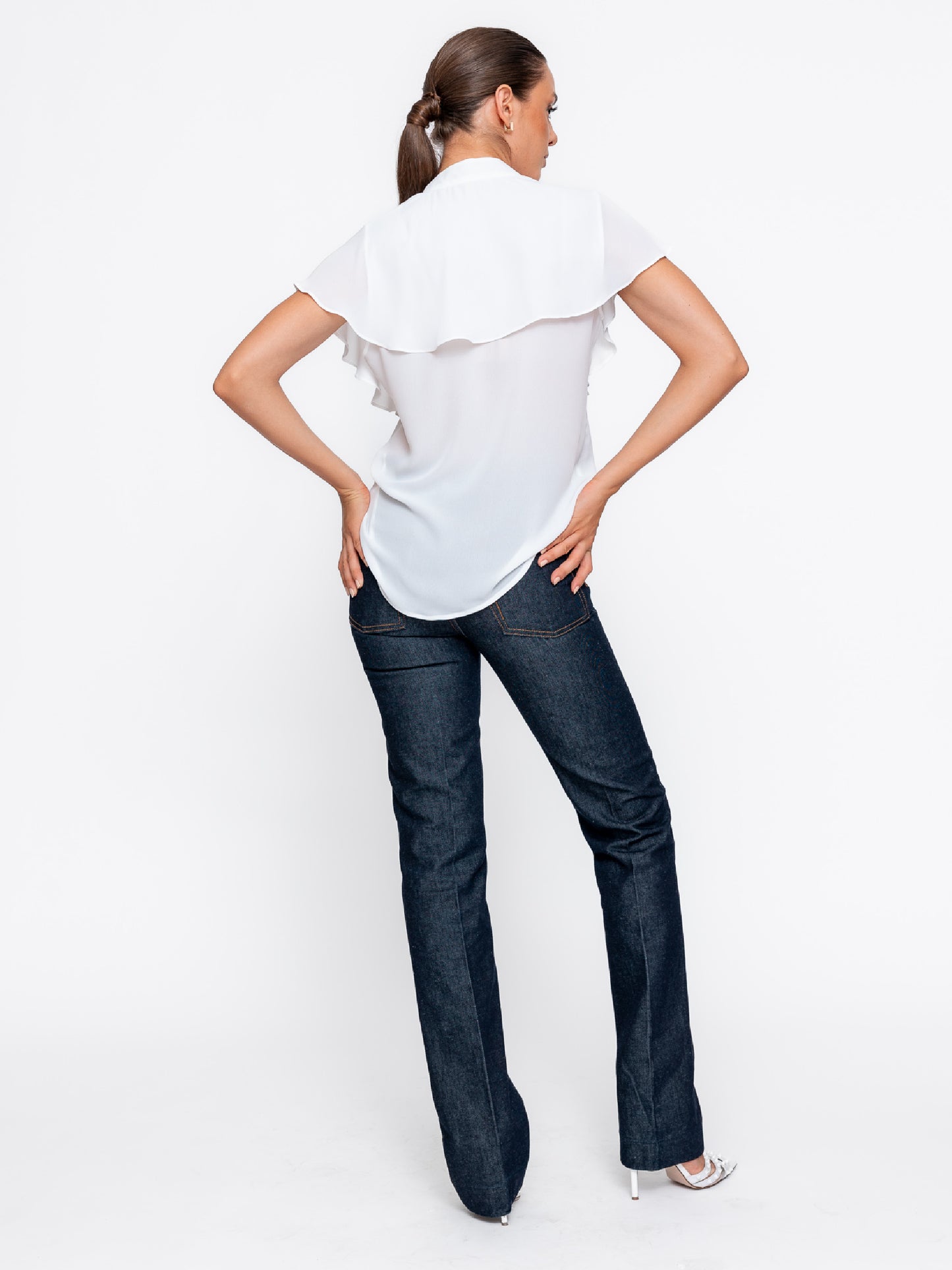 Cămașa din voal Harera cu guler rusesc și capă, alba H25C004