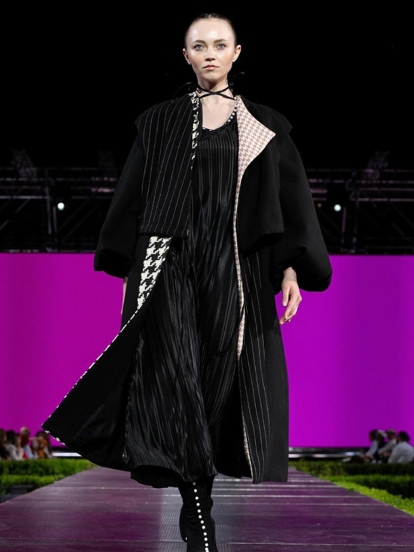 Palton Daiana Stancioiu din stofă neagru cu alb, cu mâneci evazate si capă detșabilă DS005BF24