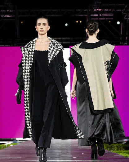 Palton Daiana Stancioiu din stofă neagru cu alb, cu mâneci evazate si detalii artizanale DS004BF24