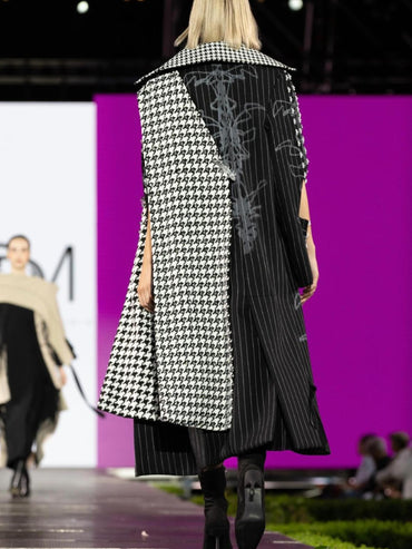 Palton Daiana Stancioiu din stofă neagru cu alb, cu capă de umăr detașabilă DS007BF24