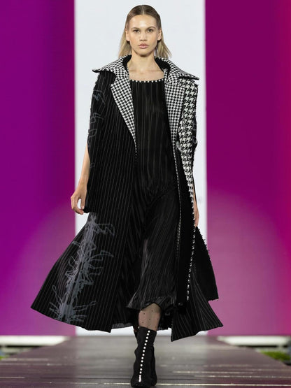 Palton Daiana Stancioiu din stofă neagru cu alb, cu capă de umăr detașabilă DS007BF24