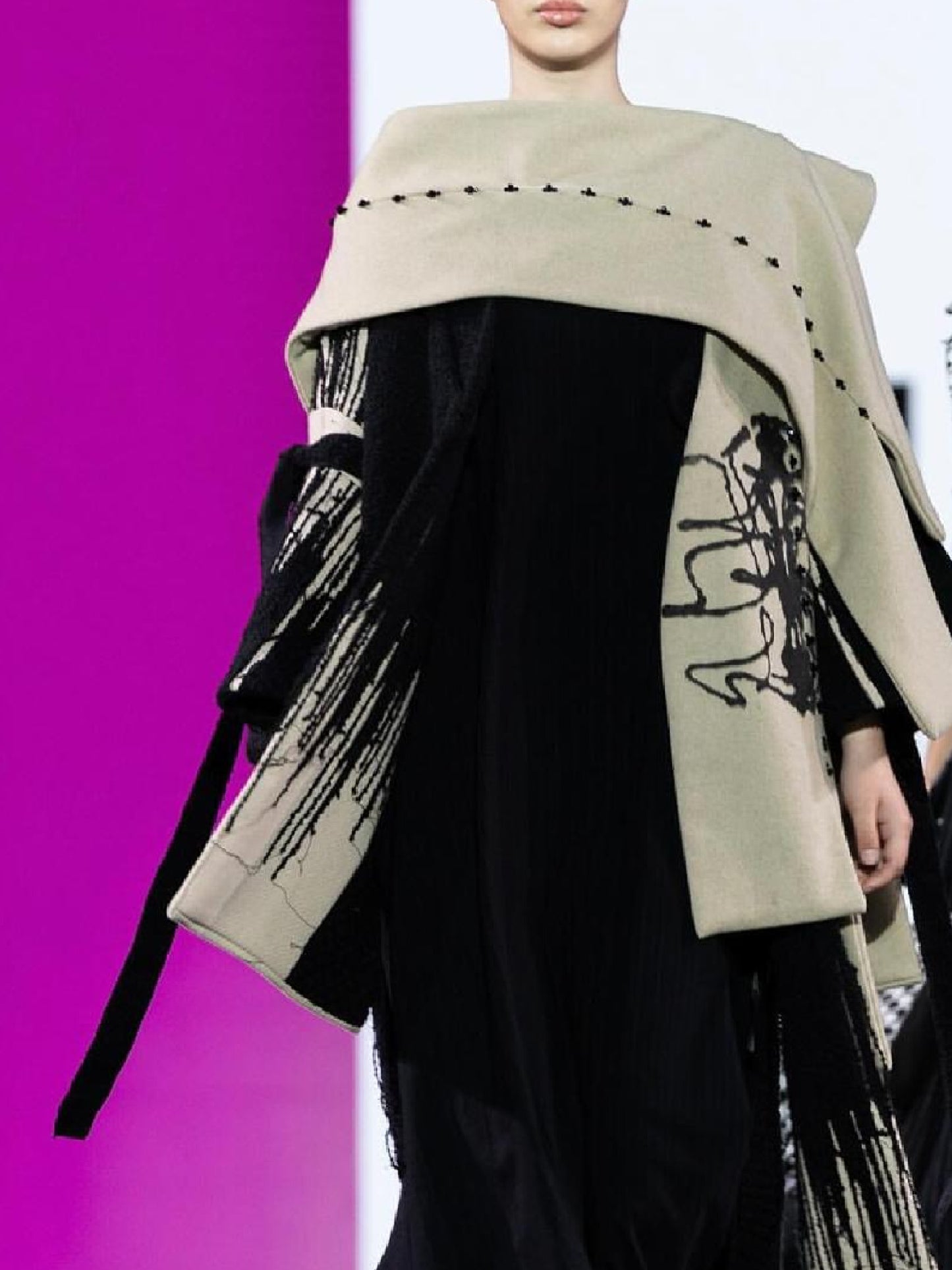 Palton asimetric Daiana Stancioiu din stofă, cu capă detașabilă și texturi în contrast, negru cu bej DS006BF24