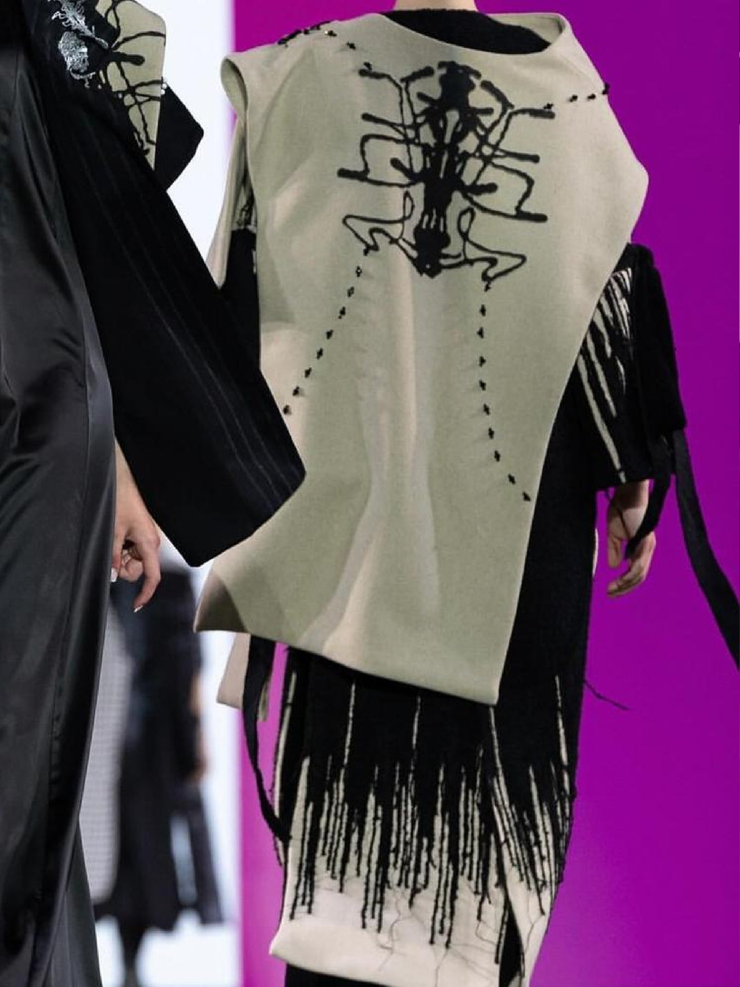 Palton asimetric Daiana Stancioiu din stofă, cu capă detașabilă și texturi în contrast, negru cu bej DS006BF24